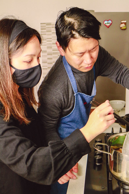 due giapponesi che cucinano